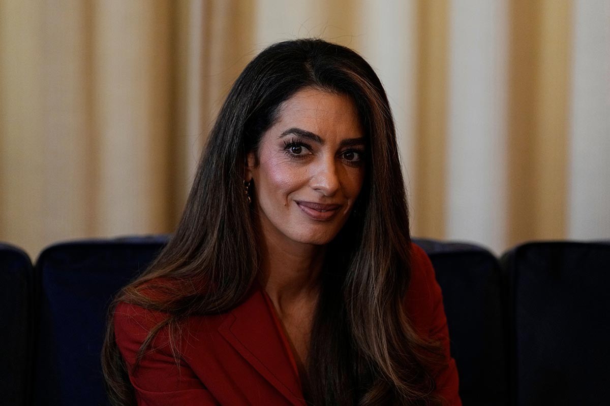 Zlatna haljina Amal Kluni privukla pažnju u Londonu (FOTO)
