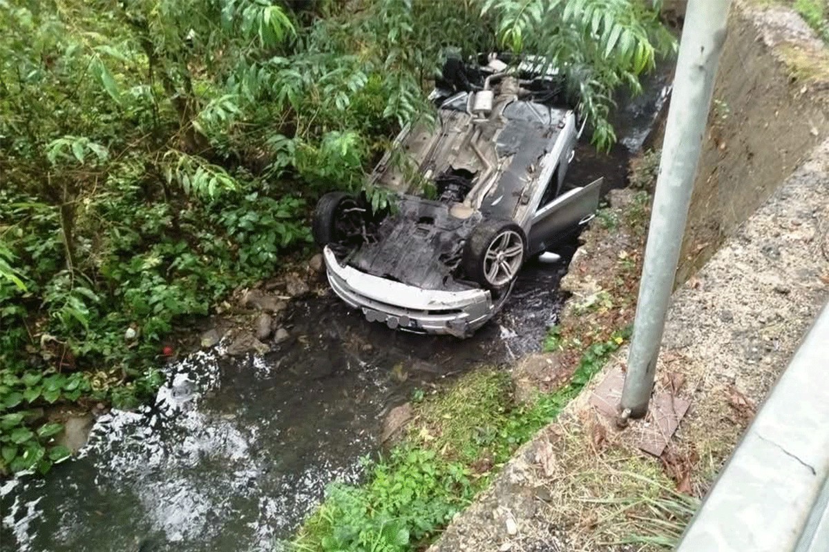 Saobraćajna nezgoda u Banjaluci: Automobil završio na krovu u kanalu