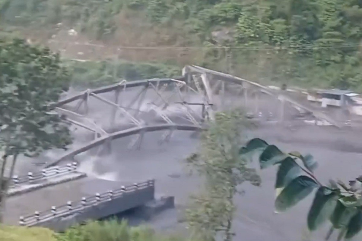 Jeziv snimak bujične poplave kako odnosi most (VIDEO)