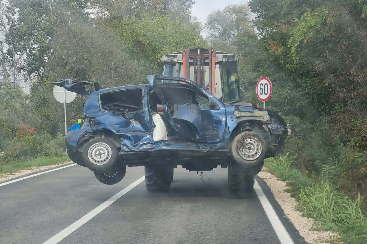Reno izletio s kolovoza kod Srpca, vozač teško povrijeđen