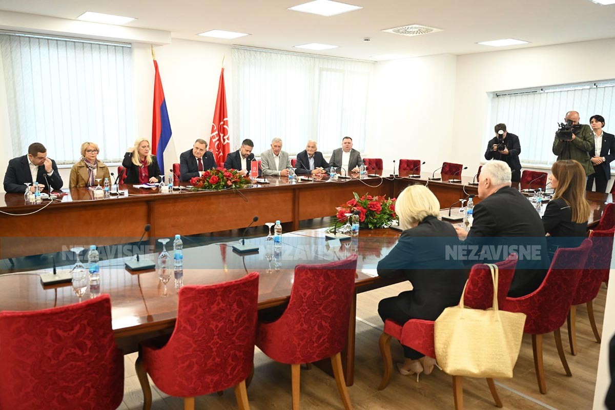 Počeo sastanak delegacija SNSD-a i HDZ-a u Banjaluci (FOTO)