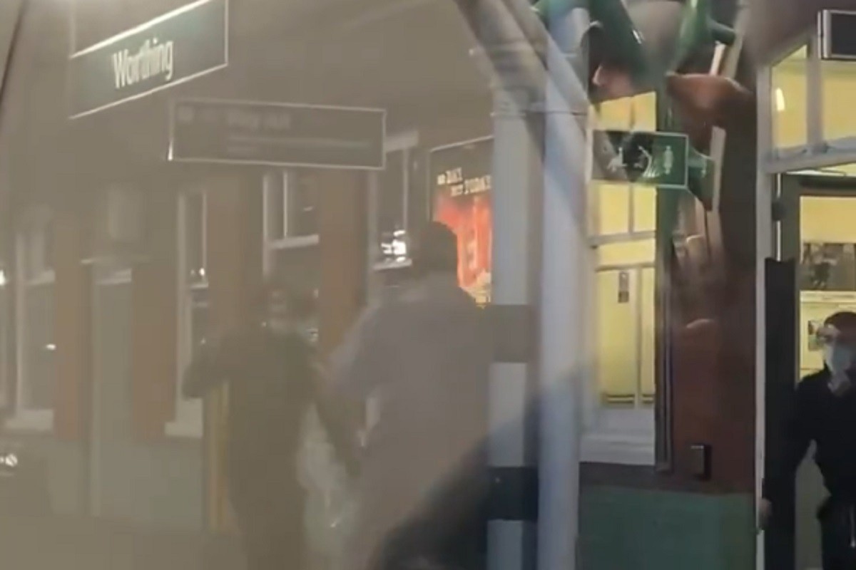 Tuča mačetama na željezničkoj stanici (VIDEO)