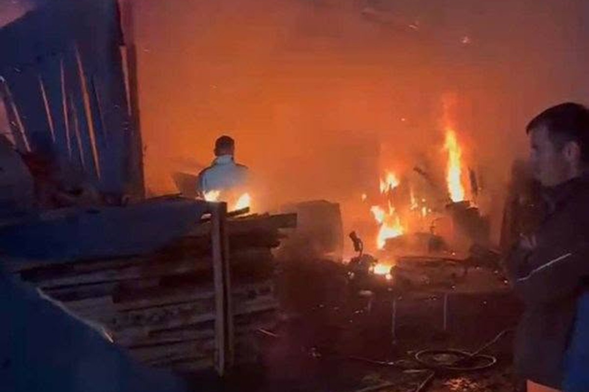 Gorio objekat pun rakije u Kozarcu: Vatra prijetila kući (FOTO, VIDEO)