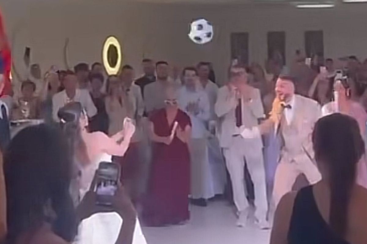 Neobičan ulazak mladenaca: Mlada udarila loptu glavom (VIDEO)