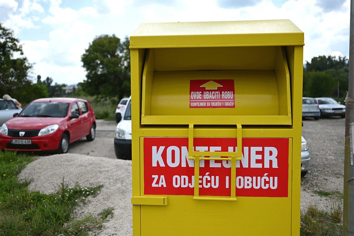 Obijaju kontejnere "Hljeb od tekstila"