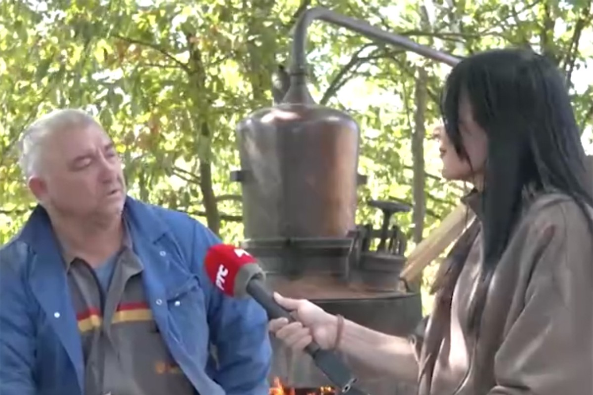 Oko kazana i muškarci i žene: Ovako se peče rakija (VIDEO)