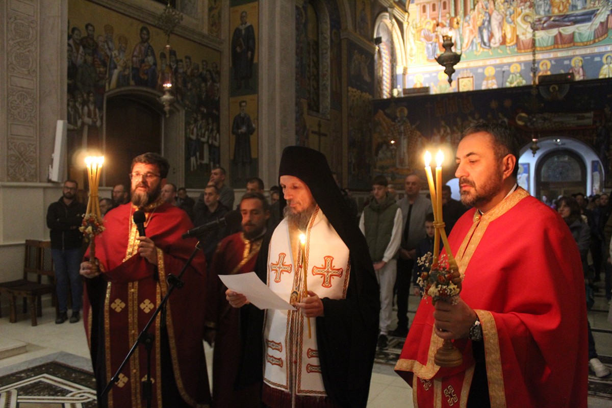 Trebinje tuguje za poginulim mladićima, hram prepun vjernika