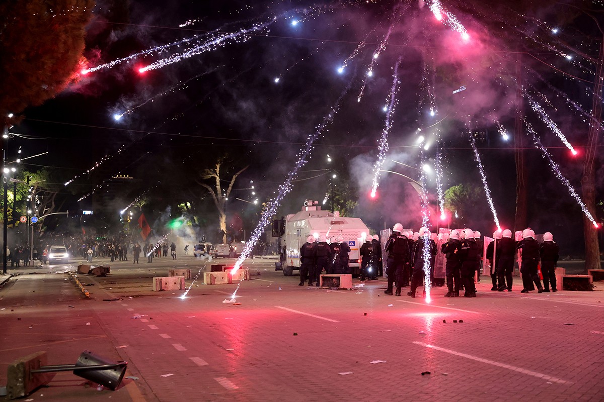 Tirana u plamenu: Molotovljevi kokteli, suzavac i desetine privedenih