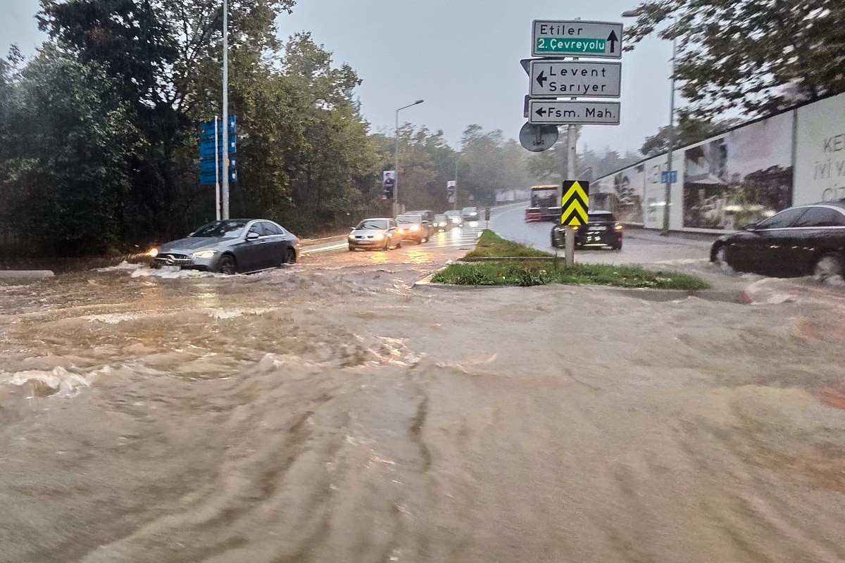 Stravični snimci: Dvoje mrtvih u poplavama u Istanbulu (VIDEO)