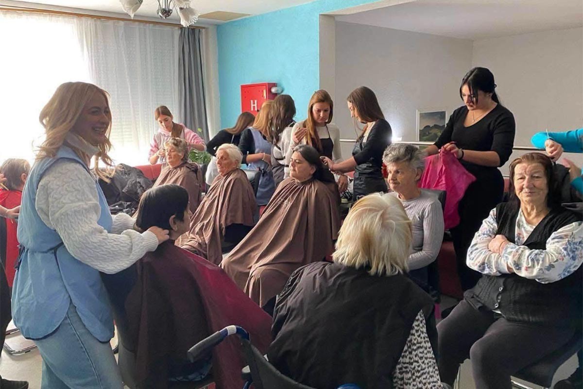 Human gest mladih frizera: Besplatno šišali starije sugrađane u Kotor Varošu