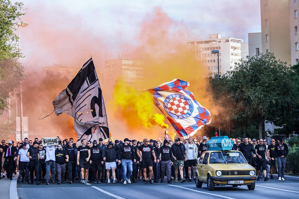 Sramne scene u Splitu: Torcida uzvikivala "Aušvic" i "Ustaj, Adolfe" (FOTO, VIDEO)