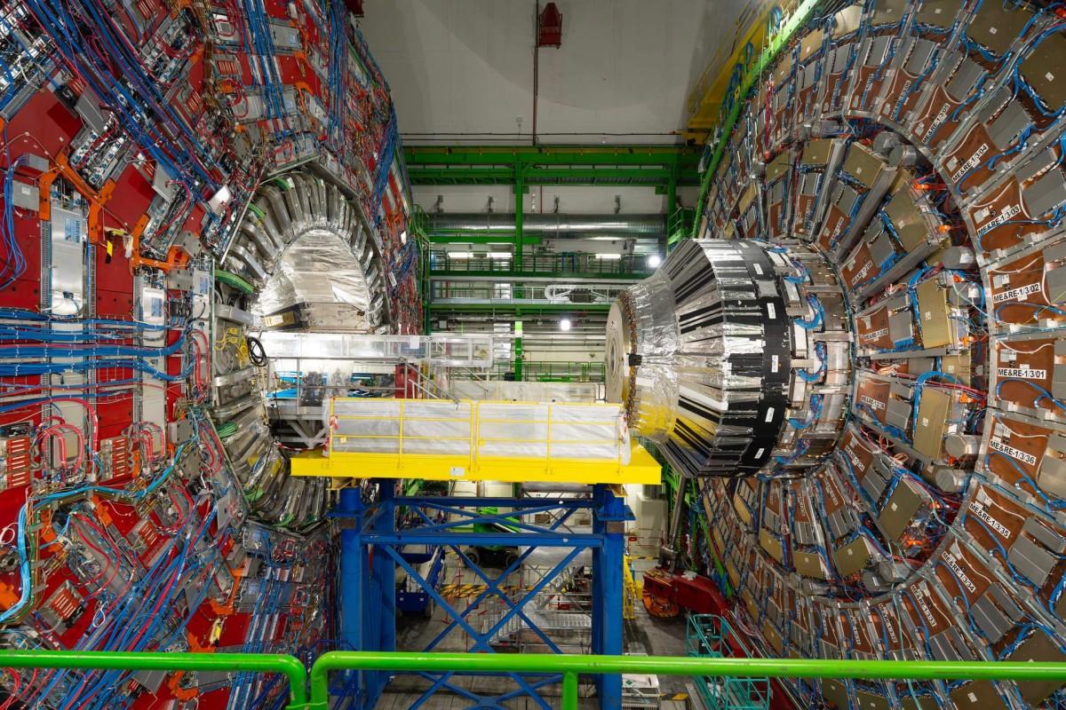 CERN i Mistral AI udružuju snage: Prave prvi AI model za fiziku sudara čestica