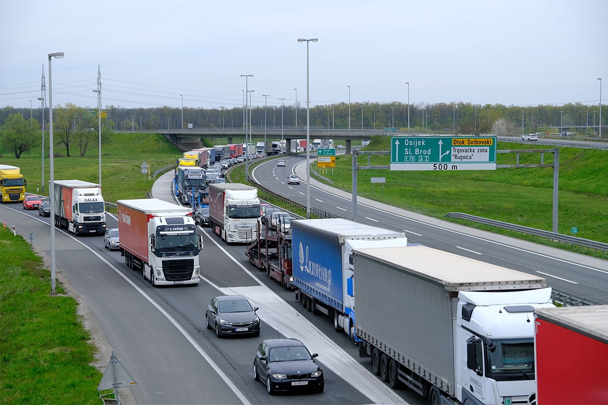 Drama na auto-putu u Hrvatskoj: Metak ranio medicinara u vozilu Hitne pomoći