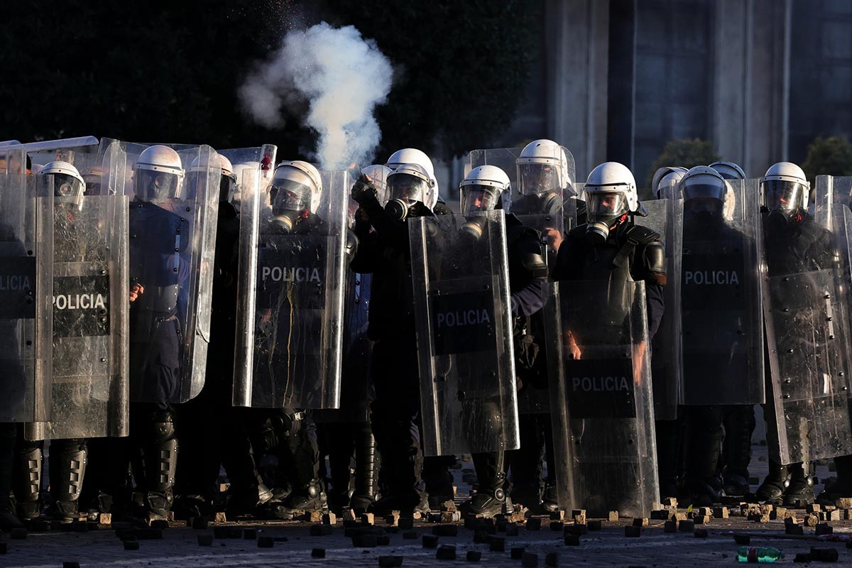 U Tirani eskalirali protesti, policija koristila i gumene metke