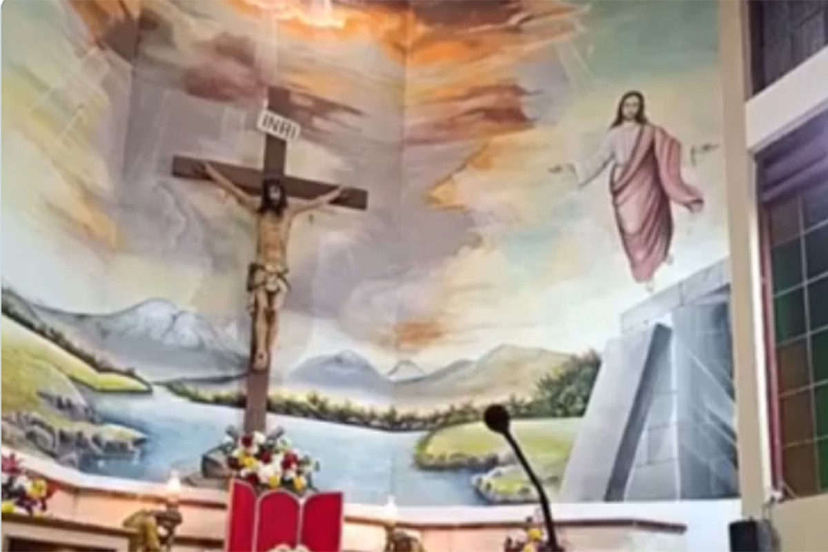Sveštenik poginuo tokom mise: Na njega pao veliki krst (UZNEMIRUJUĆI VIDEO)