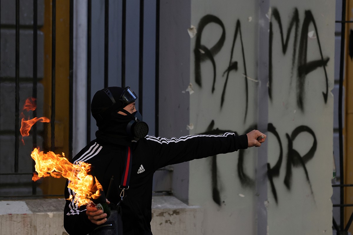 Neredi se šire Albanijom: Studenti upali u sud, zapaljena zgrada opštine