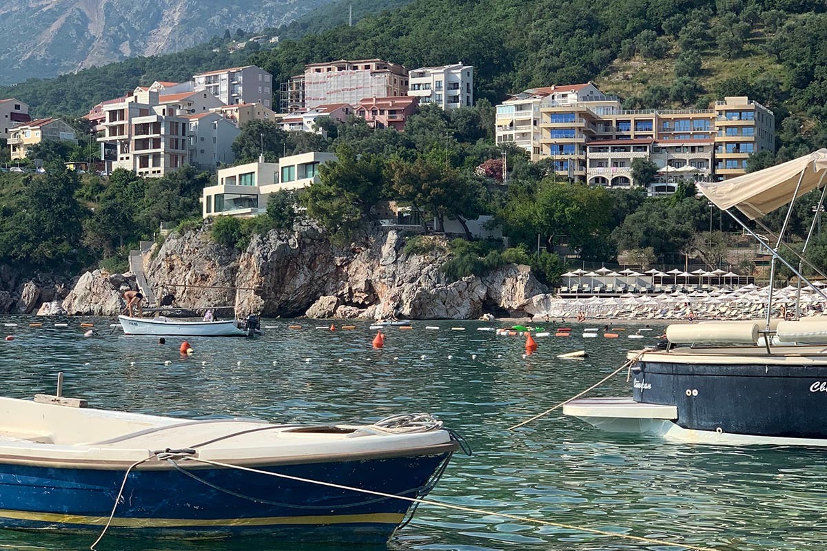 Požar na brodu kod Budve: Evakuisano oko 20 turista