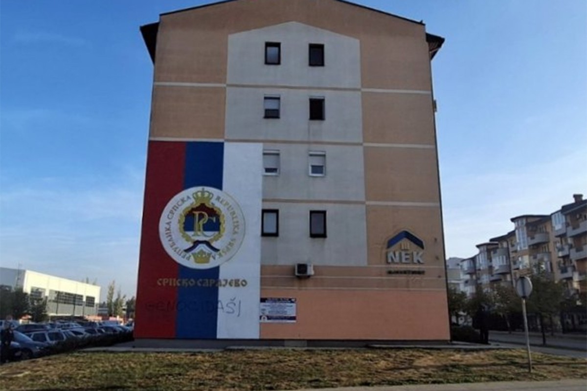 Na srpskoj trobojci u Istočnom Sarajevu osvanuo uvredljiv natpis (FOTO)