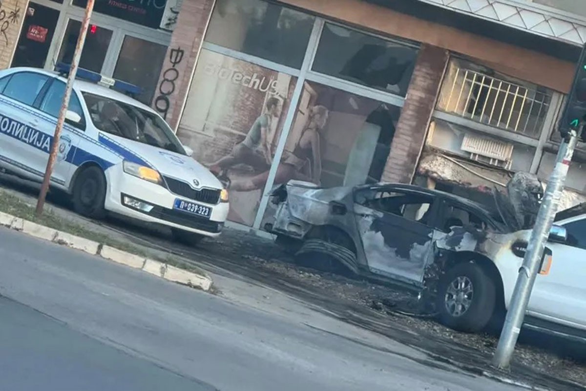Zapaljena tri automobila u Novom Sadu, oštećena i zgrada
