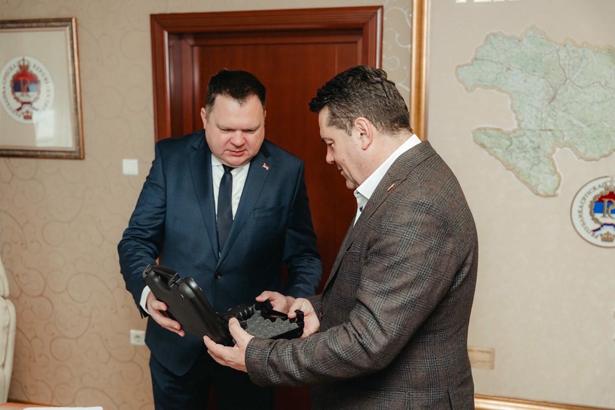Budimir Stevandiću poklonio pištolj "Glock 19"