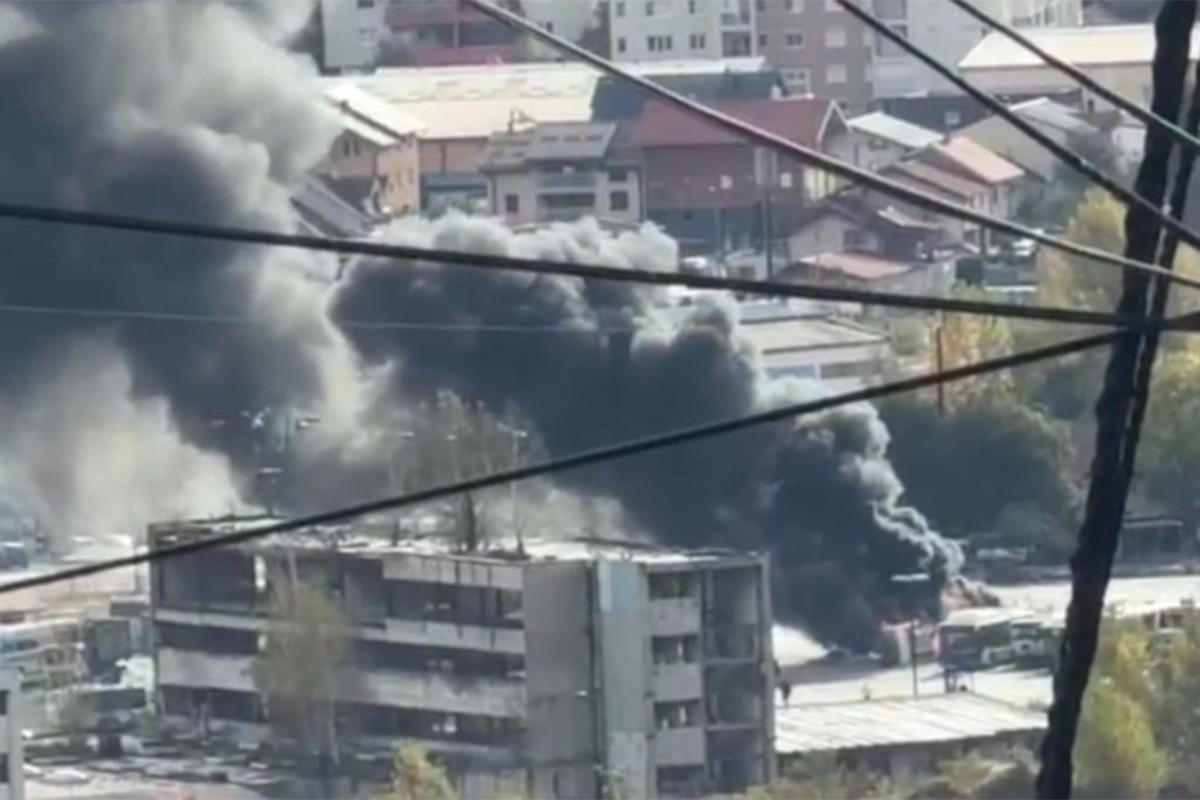 Gori autobus u Sarajevu, gust dim iznad Stupa (VIDEO)