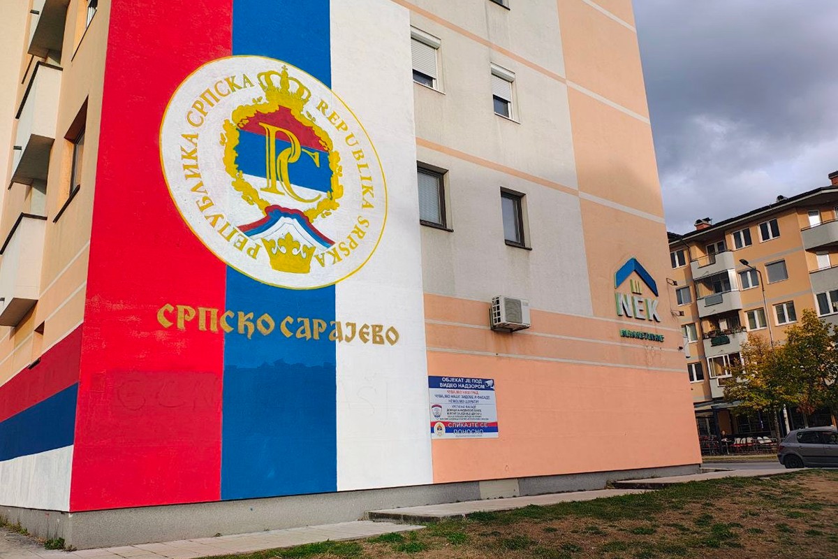 Uklonjen uvredljivi natpis sa murala srpske trobojke