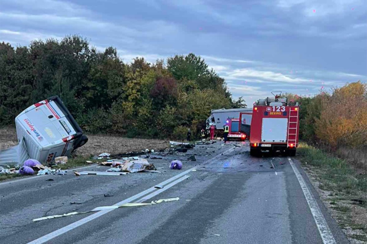 Težak udes kod Bijeljine: Prevrnut kombi, na terenu vatrogasci (FOTO)