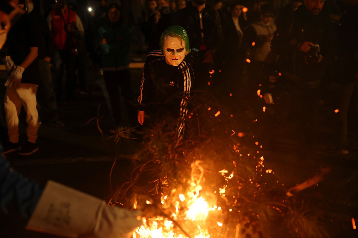 Ponovo neredi u Tirani: Demonstranti gađali Vladu Molotovljevim koktelima