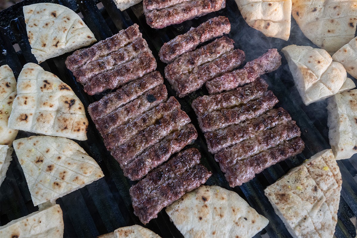 Dašak zavičaja u srcu Afrike: Na meniju banjalučki ćevapi, na zidu Đoković i Tito (VIDEO)