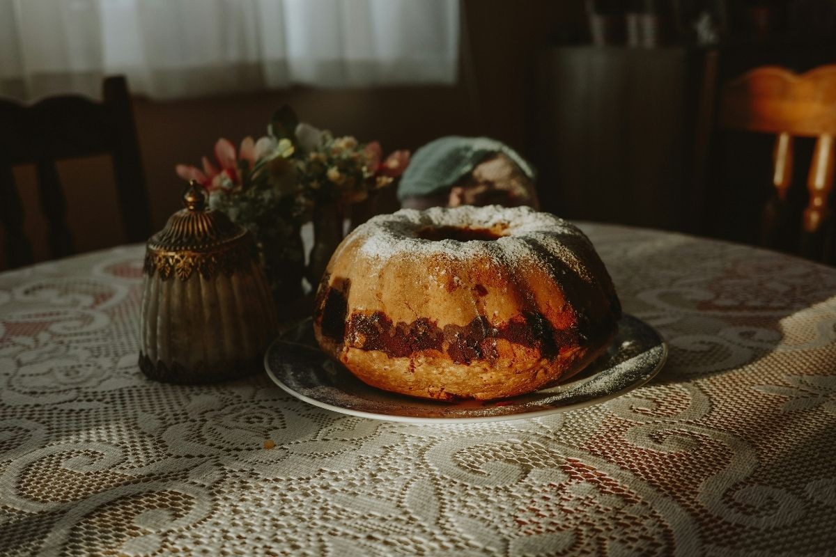 Kuglof sa višnjama i čokoladom za hladne dane