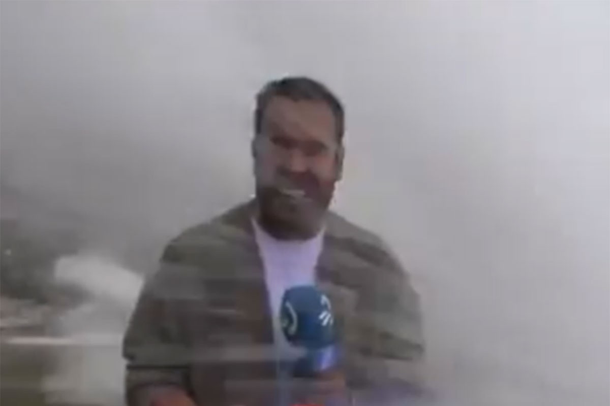 Ogroman talas poklopio reportera tokom javljanja uživo (VIDEO)