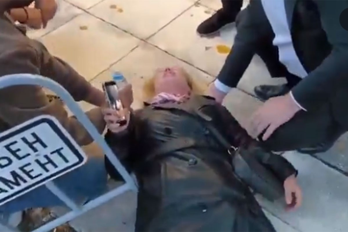 Skandal u Bugarskoj: Tjelohranitelj predsjednice parlamenta oborio novinarku (VIDEO)