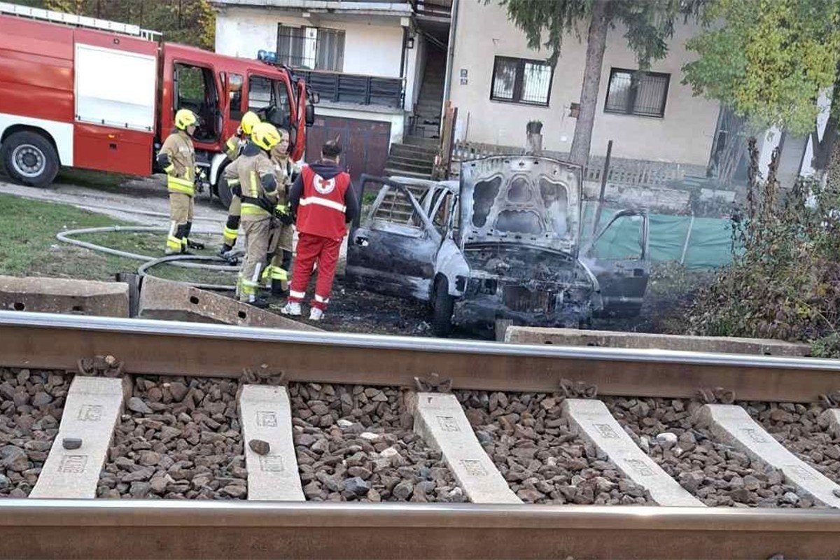 Auto izgorio u Blažuju, mještani optužuju migrante: "Selit ćemo odavde"