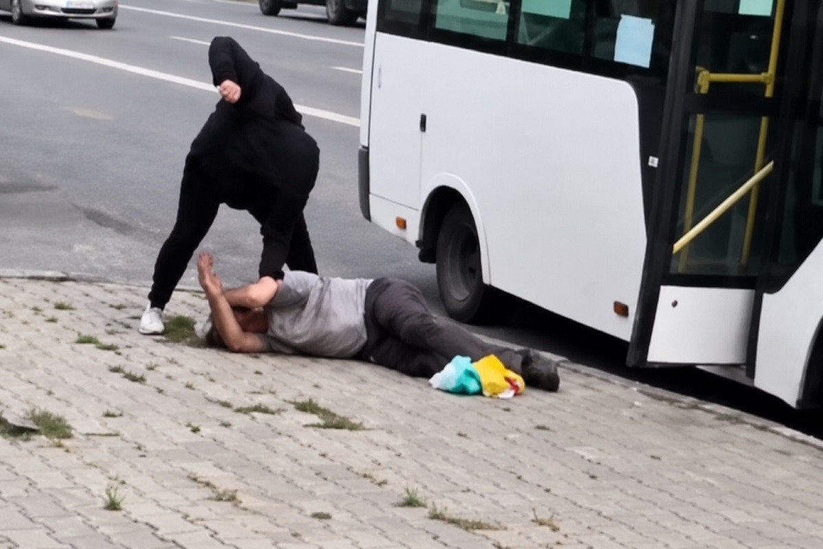 Izbacila muškarca i pretukla ga, autobus čekao (VIDEO)