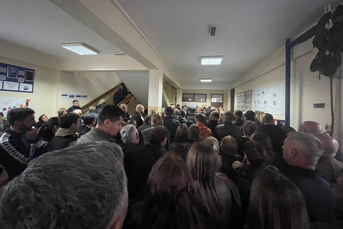Velike gužve na biračkim mjestima: Srbi sa KiM čekaju u dugim redovima