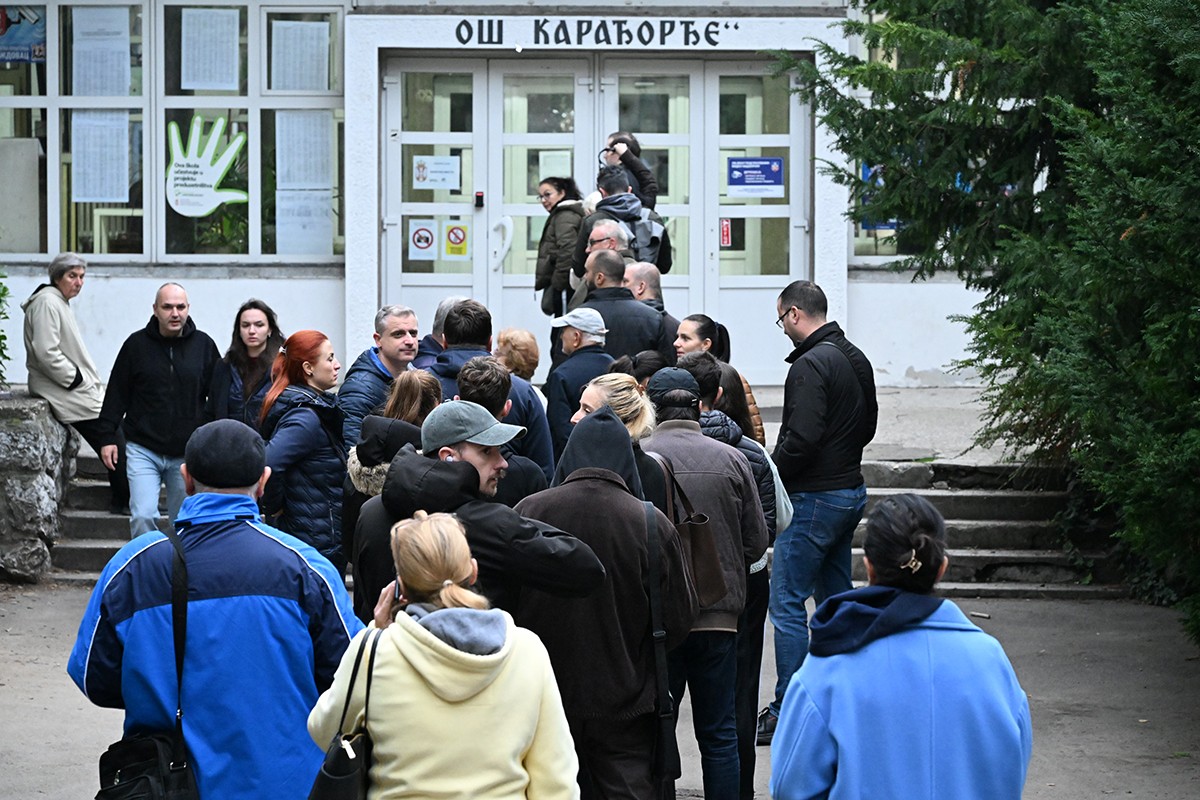 Izbori u Srbiji: Birači čekali i dva časa prije otvaranja birališta
