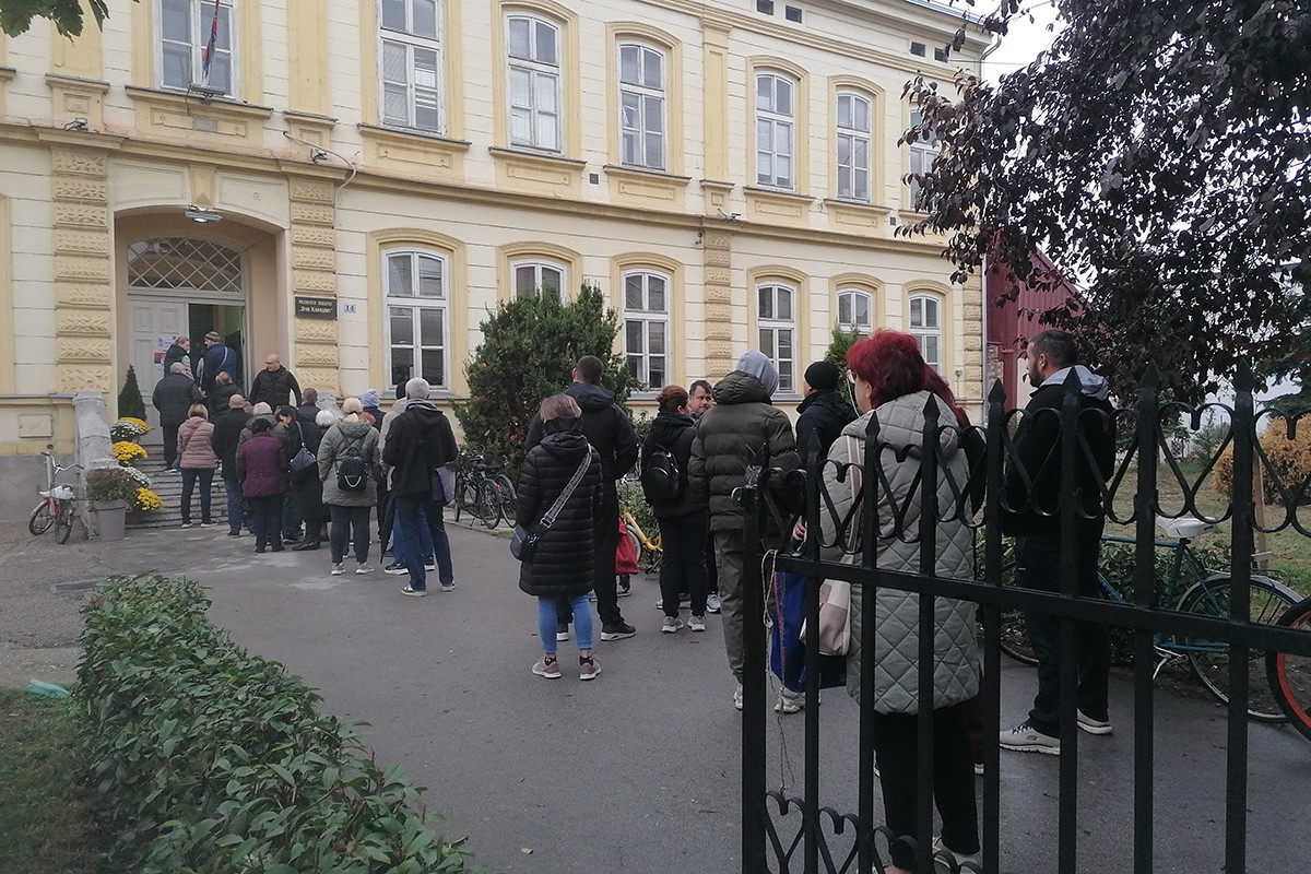 U Šapcu sedam biračkih mjesta nije otvoreno na vrijeme
