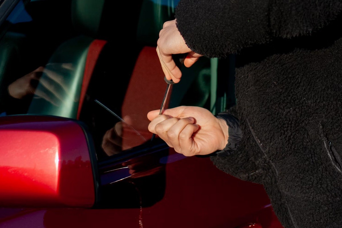 Parkirate auto, a on ode: Sam se sklanja od opasnosti