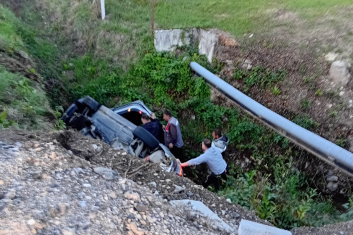 Automobil sletio u kanal na putu Banjaluka - Čelinac