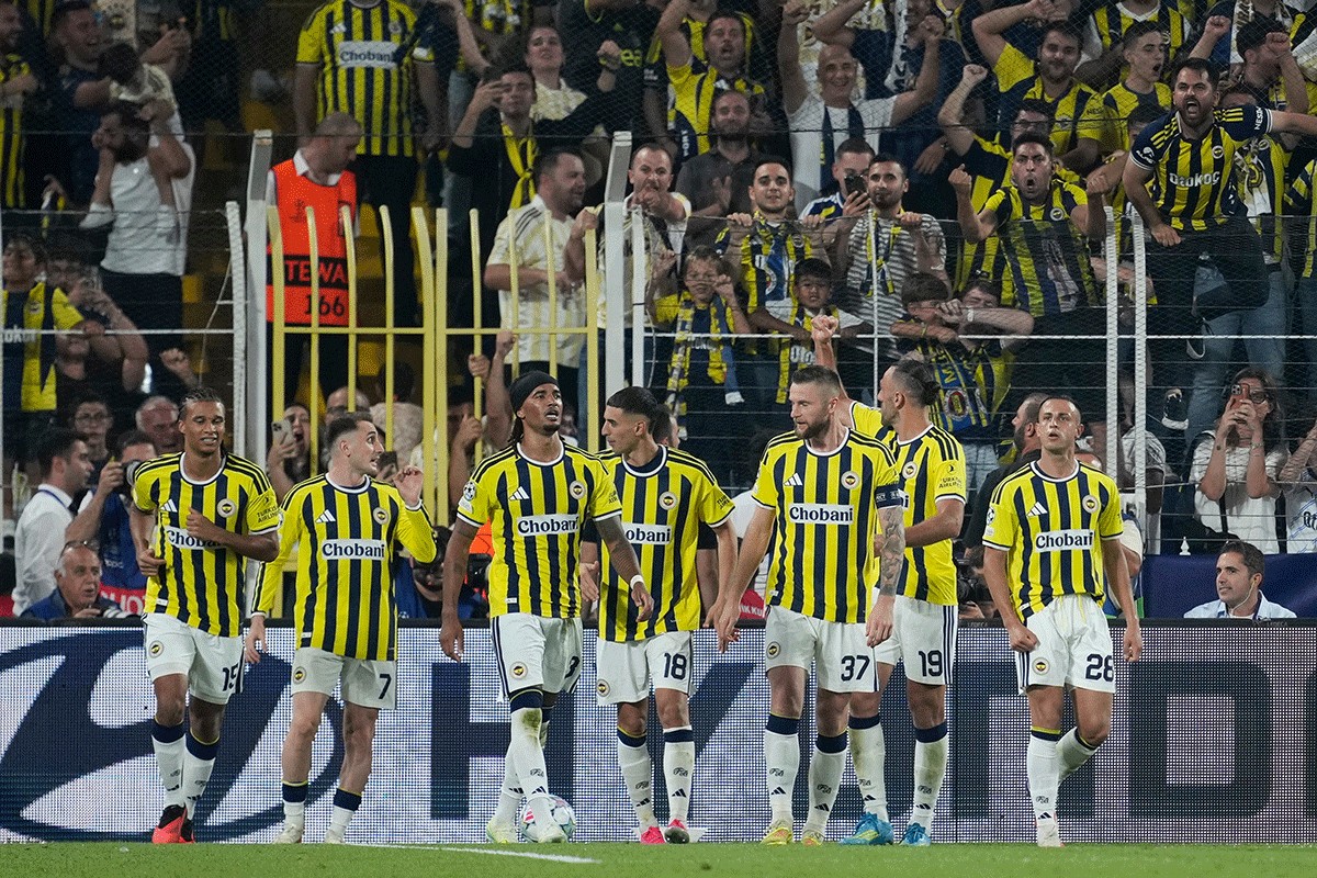 Masovna tuča poslije derbija Galatasaraja i Fenerbahčea (VIDEO)