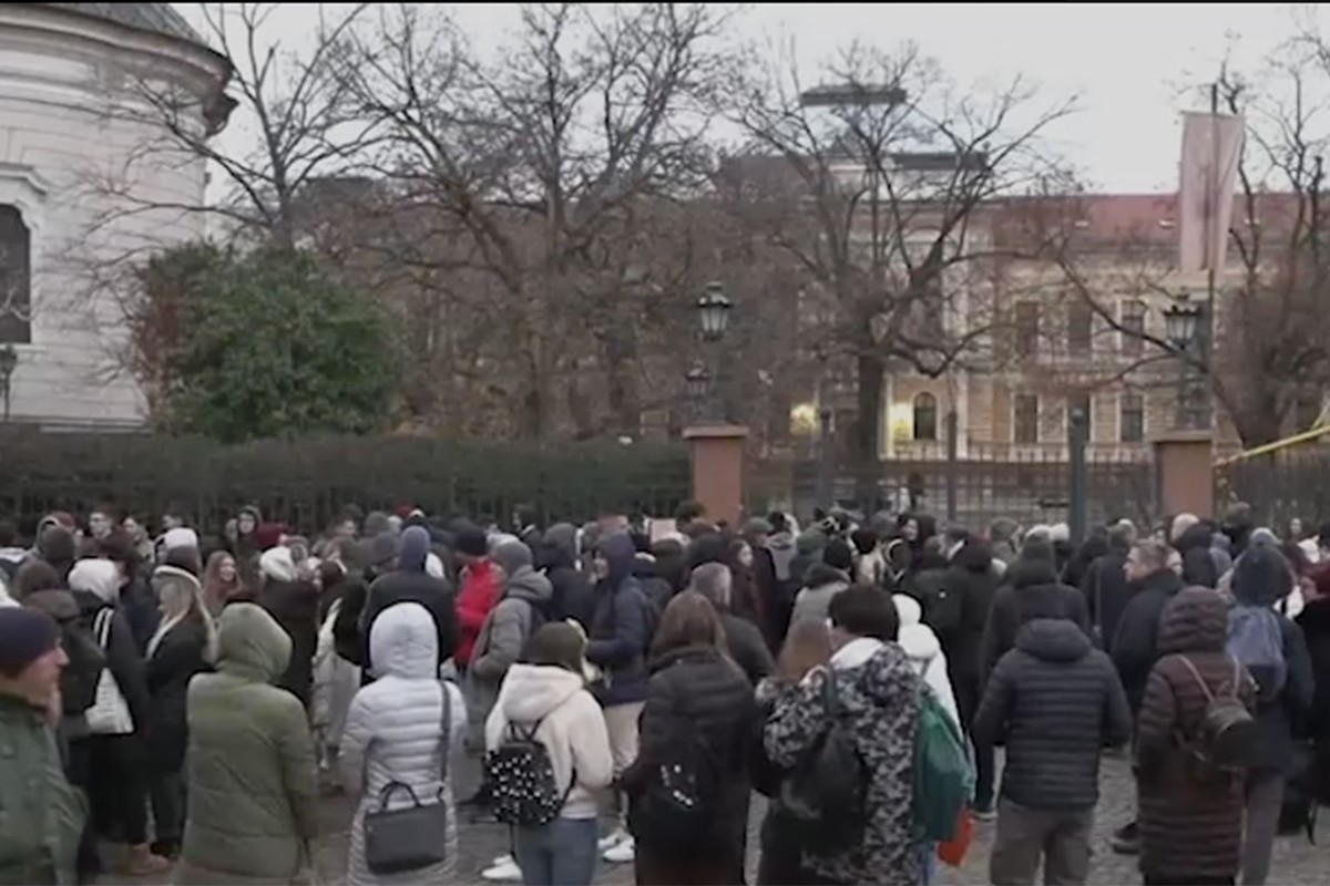 Sud vratio profesorke na posao, direktor Jovine gimnazije ih sprečava (VIDEO)