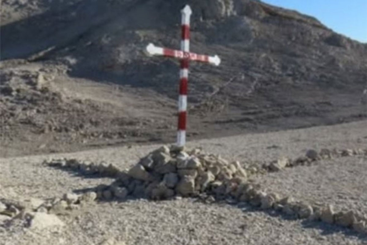 Ustaška šahovnica iscrtana na pravoslavnom krstu na Pagu