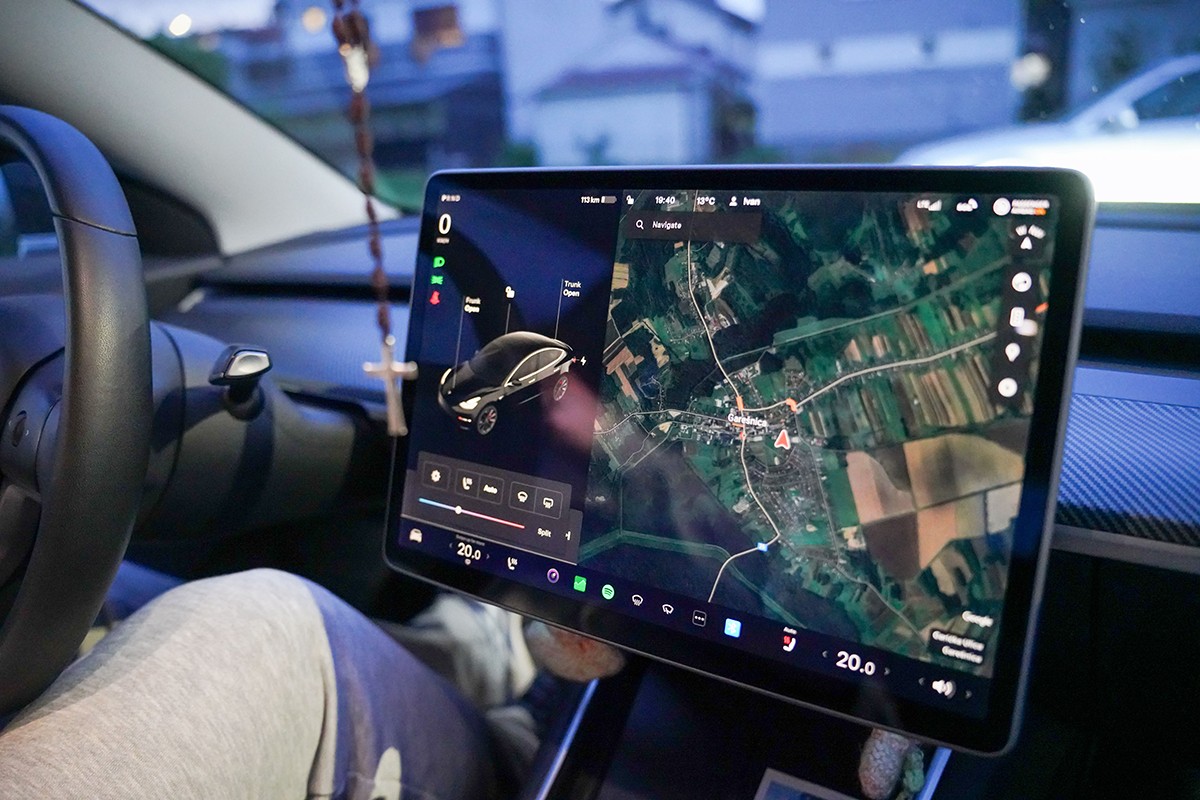 Automobil nije telefon: Ekrani u automobilima opasniji od alkohola?