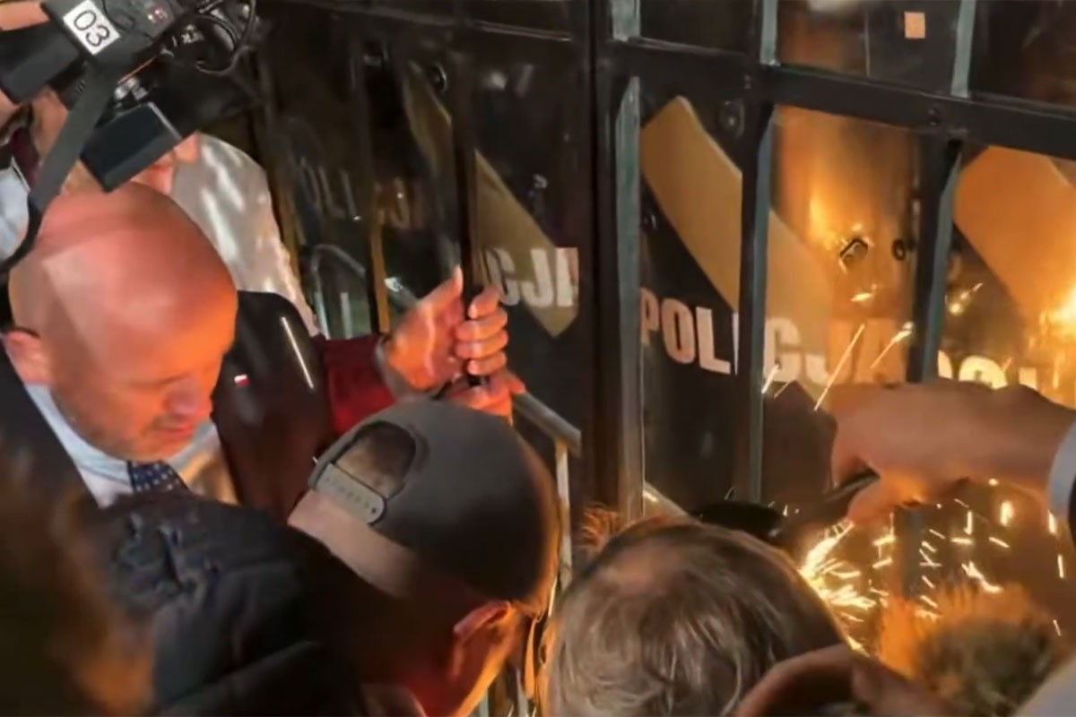Haos u Poljskoj: Policija i demonstranti pred Ustavnim sudom, predsjednik okrenuo avion (VIDEO)
